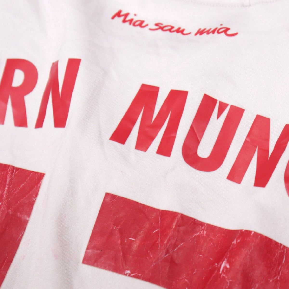 Close-up of the Bayern Munich 'Mia san mia' slogan and lettering on the back collar area