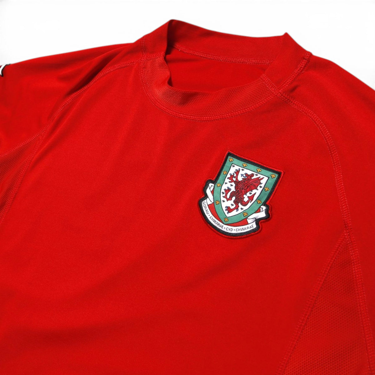 Close-up of Wales crest and collar on 2004/05 home shirt