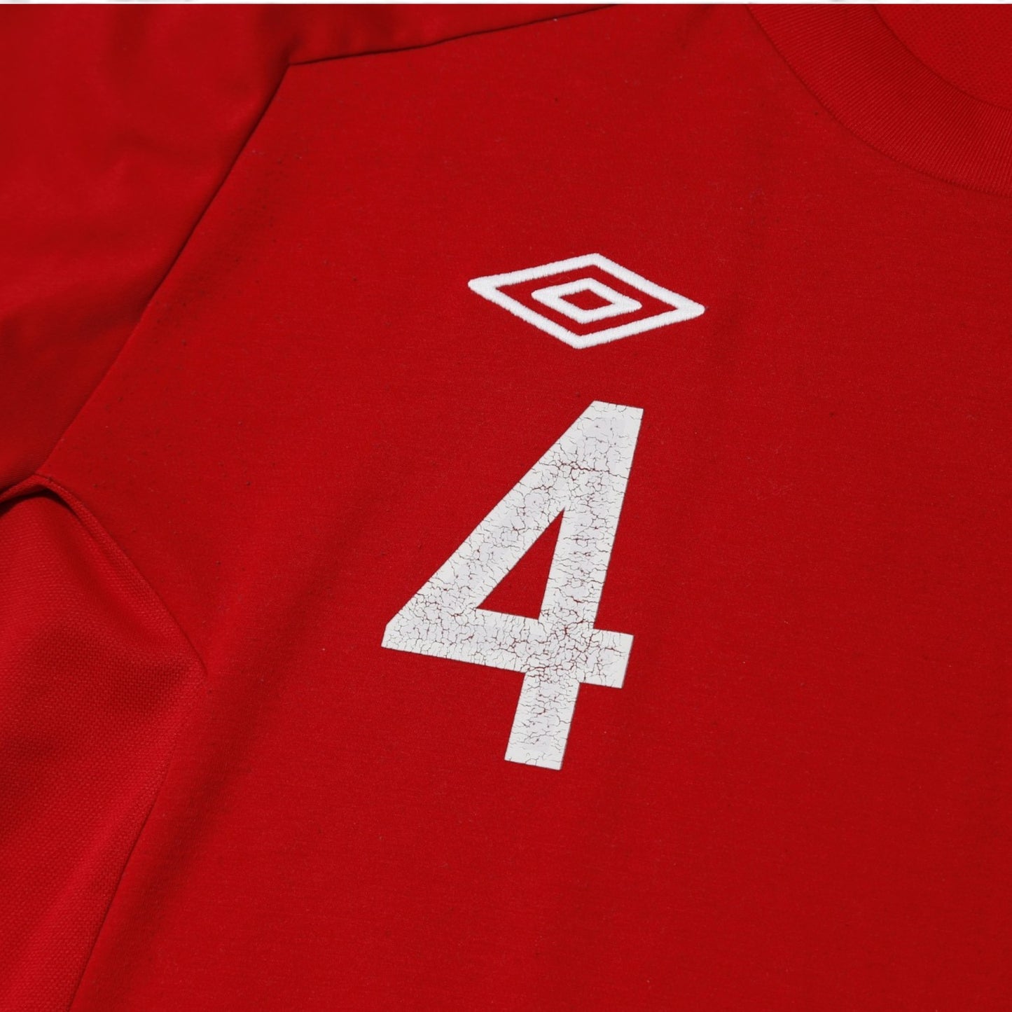 Close-up of number 4 print and Umbro logo on front of England shirt