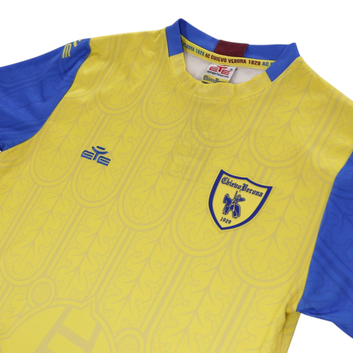 Close-up of collar, Eye Sportwear logo and crest on the Chievo Verona shirt