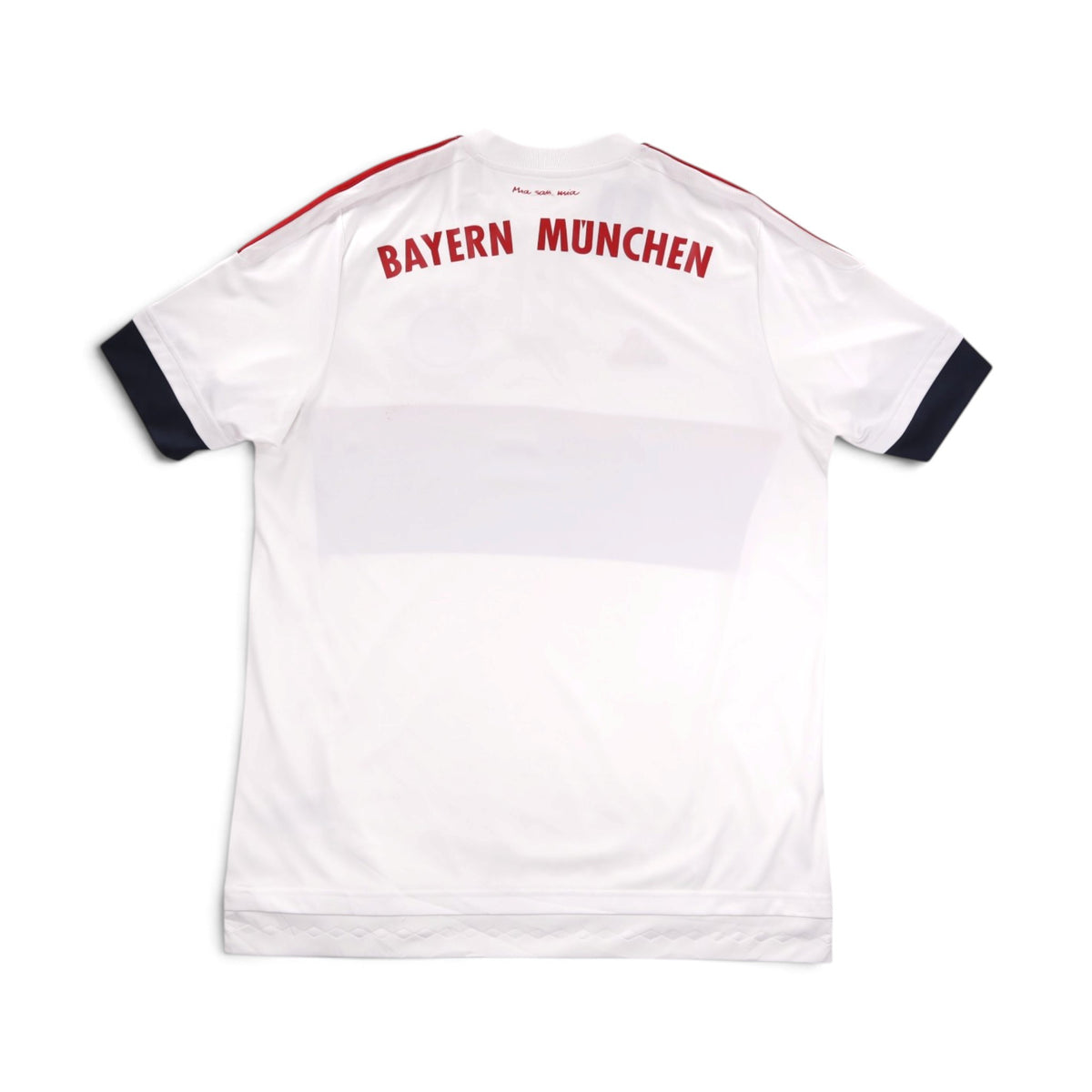 Back of Bayern Munich 2015/16 away shirt with 'Bayern München' printed below the collar