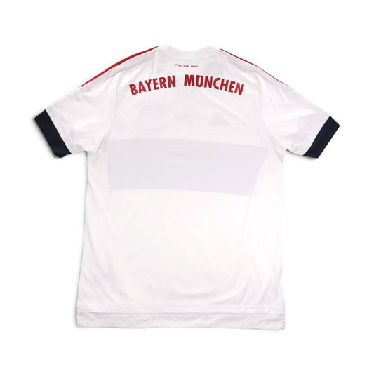 Back of Bayern Munich 2015/16 away shirt with 'Bayern München' printed below the collar