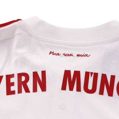 Close-up of neck label area with 'Mia san mia' print below the collar