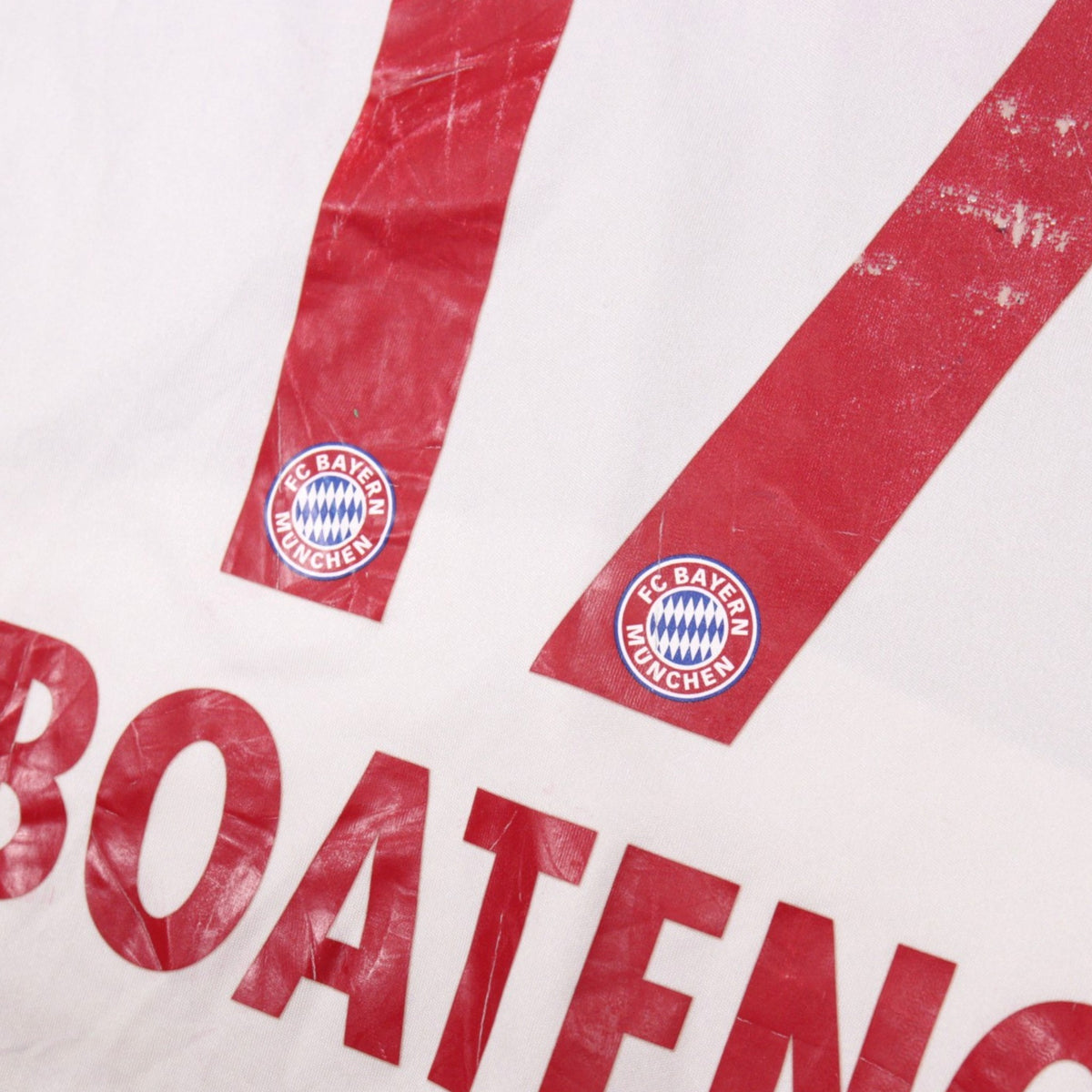 Close-up of the number 17 and club crest print on the back of the shirt