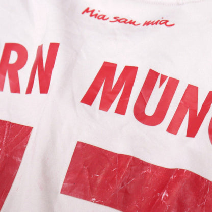 Close-up of the Bayern Munich 'Mia san mia' slogan and lettering on the back collar area