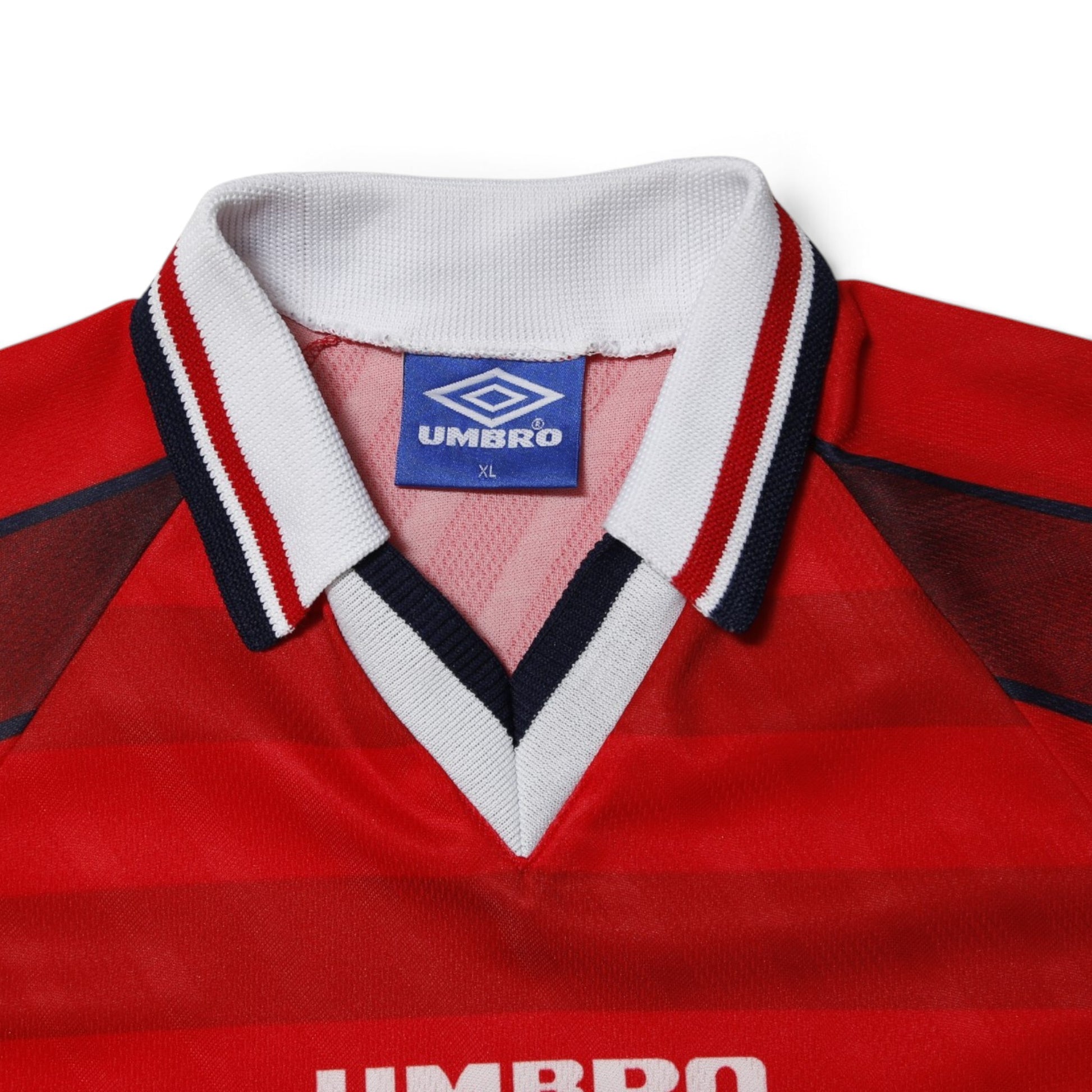 1996/97 Aberdeen home shirt collar and Umbro size XL label close-up