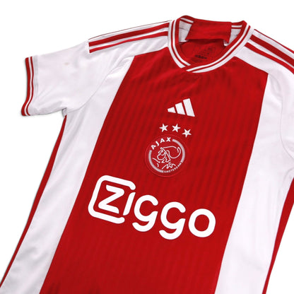 Close-up of the collar, adidas logo and crest