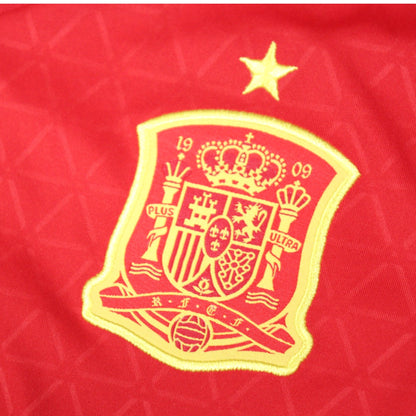 Detail of the Spain crest showing the 1909 founding date and Plus Ultra motto