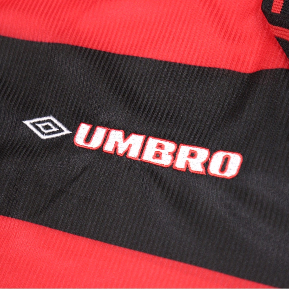 1999/00 Flamengo home shirt front view with Lubrax sponsor and BR logo