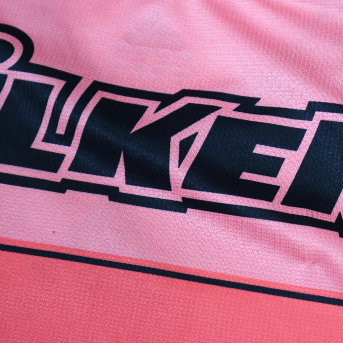 Close-up of the Ülker print on the back of the shirt