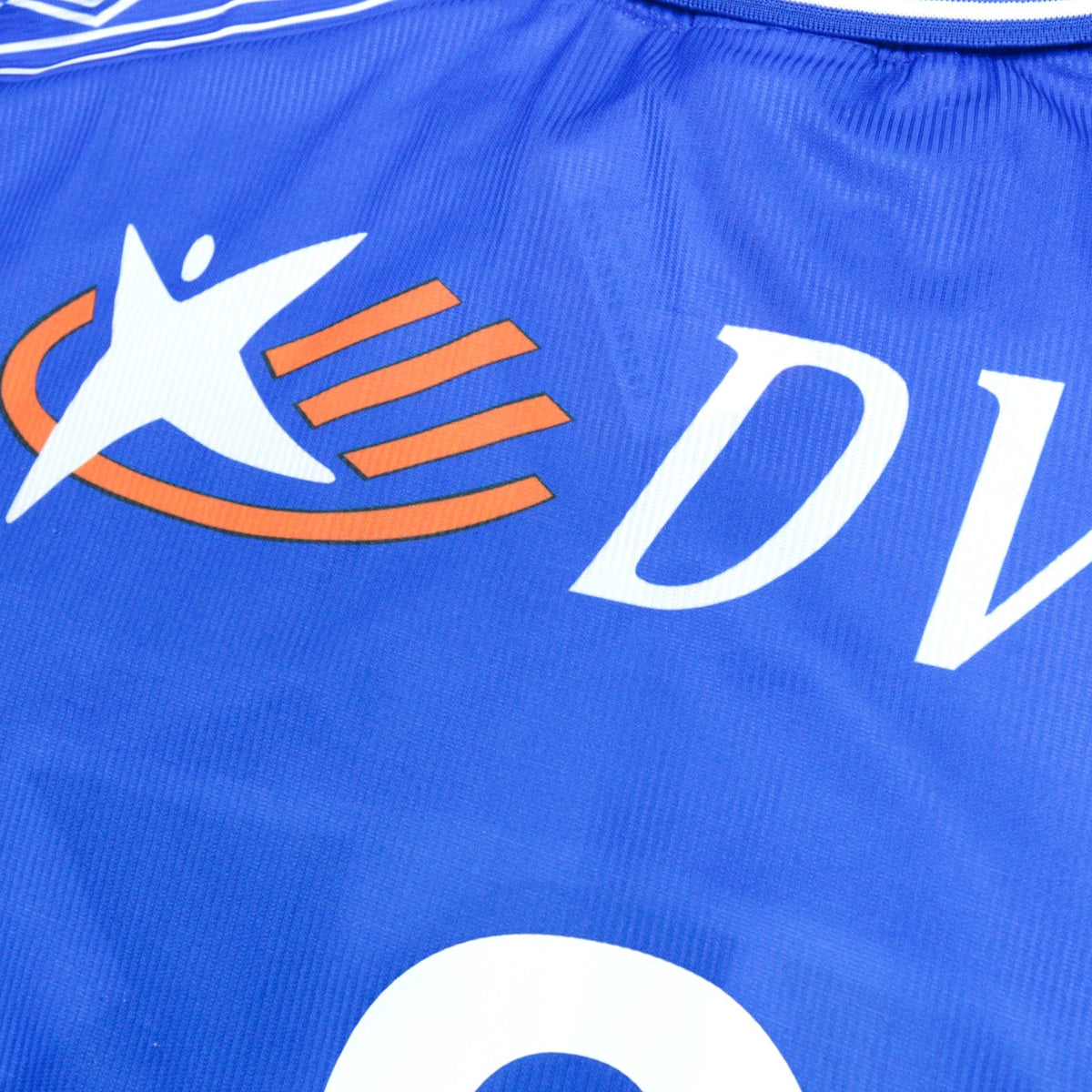 Close-up of the DVV sponsor logo on the back of the shirt