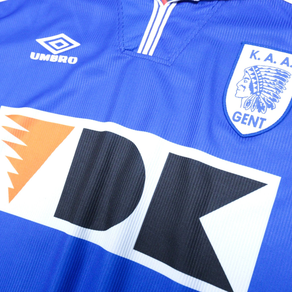 Close-up of the collar, Umbro logo and K.A.A. Gent crest on the chest