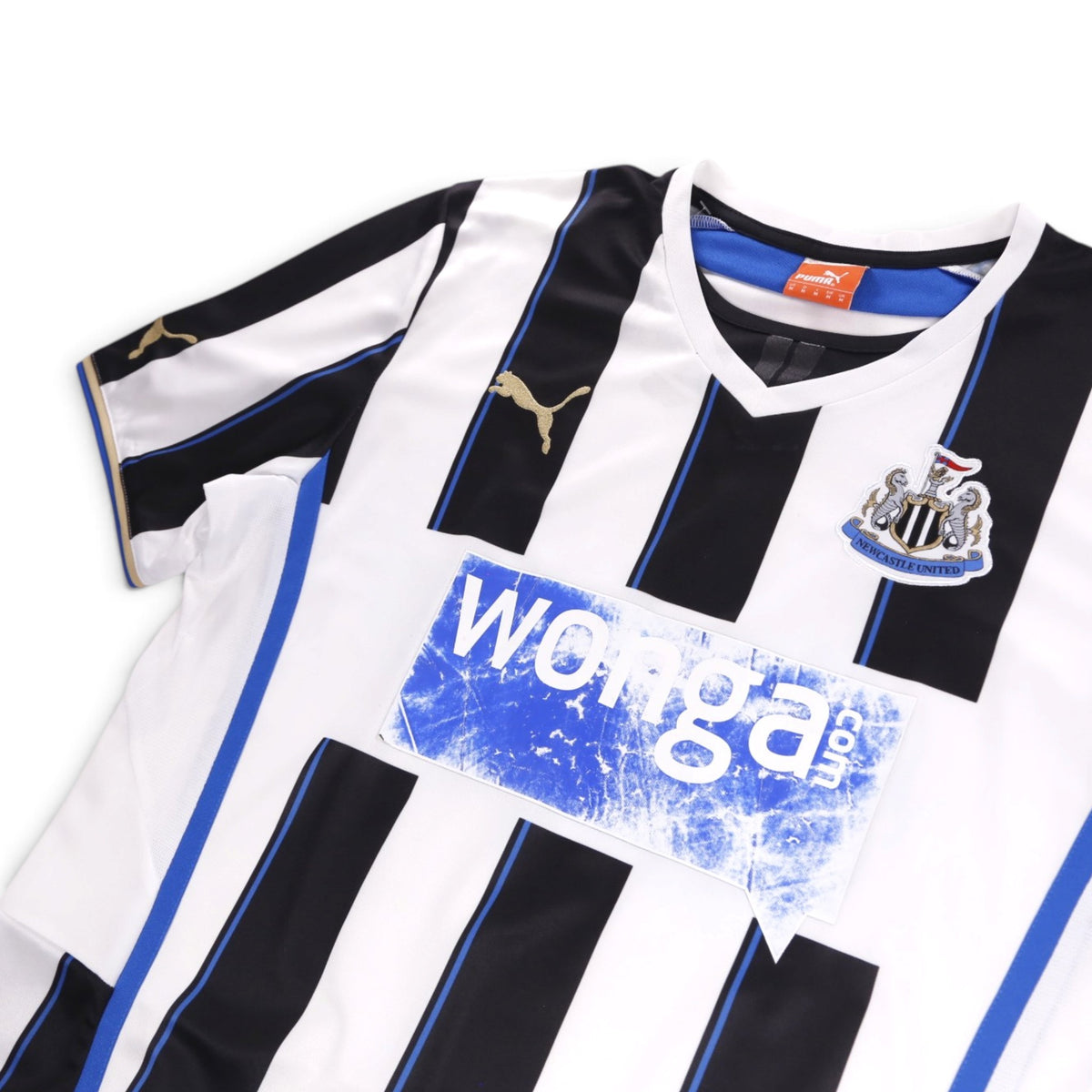 Close-up of the Newcastle United shirt collar, Puma neck label, crest and Wonga.com sponsor.