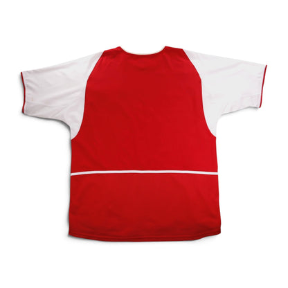Arsenal home shirt back showing white piping across the base