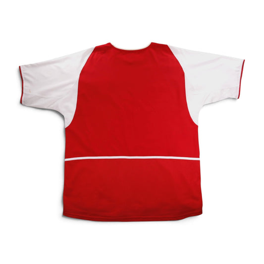 Arsenal home shirt back showing white piping across the base