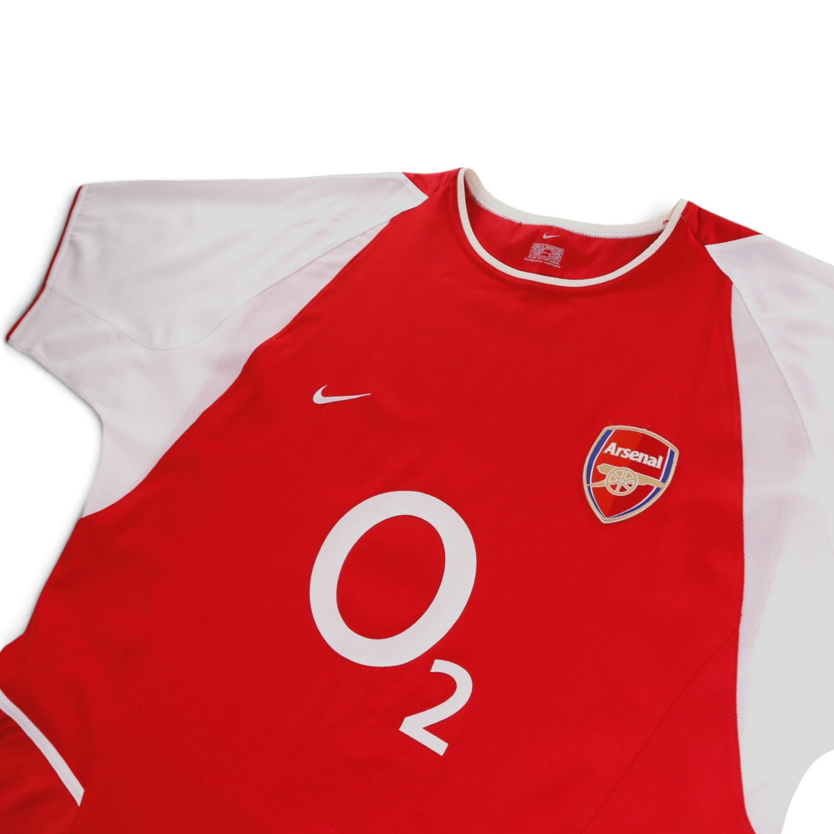 Close-up of the collar with Nike swoosh and Arsenal crest