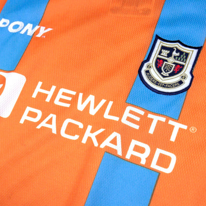 Close-up of the Pony logo, Hewlett Packard sponsor and Tottenham Hotspur crest on the chest