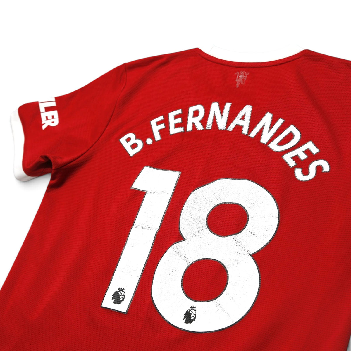 Close-up of B. Fernandes #18 print showing wear and cracking on the number