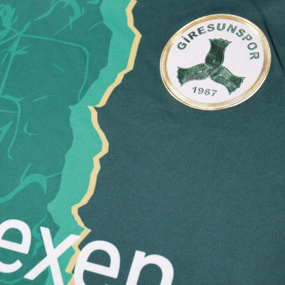 Close-up of the Giresunspor club crest and Bitexen sponsor on the front of the shirt
