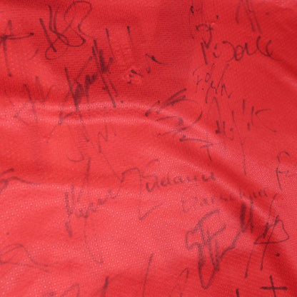 Close-up of signatures on the back of the Hannover 96 shirt