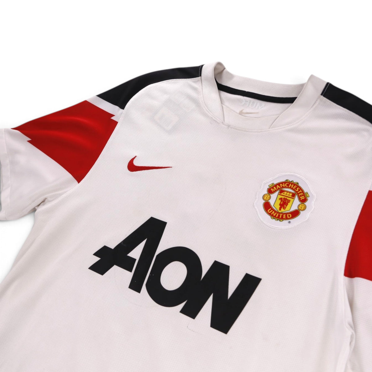 Close-up of the chest showing Nike swoosh, Manchester United crest and AON sponsor