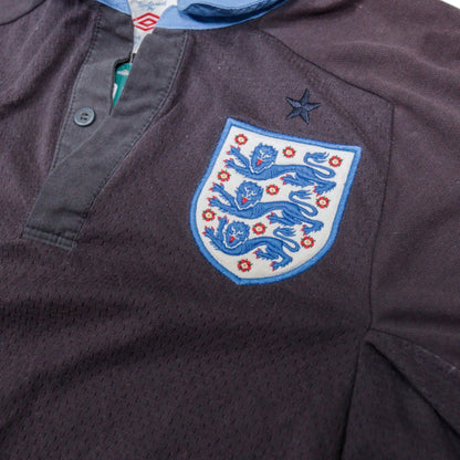 Close-up of the England three lions crest with star above it on the chest