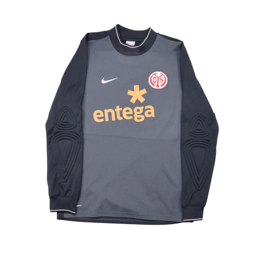 Front view of Mainz 05 goalkeeper shirt with Nike logo and Entega sponsor print