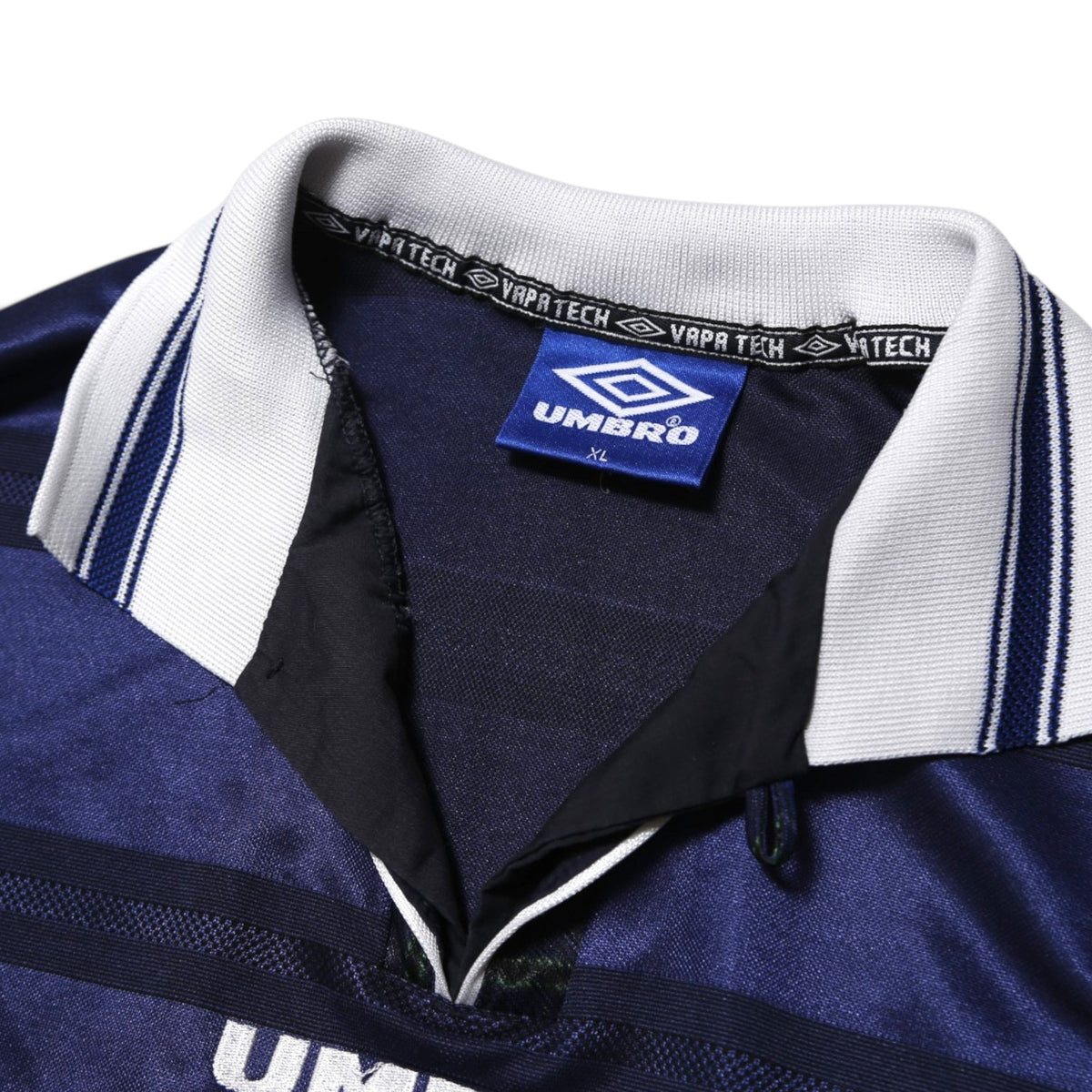 Umbro size XL label and collar detail on Scotland 1998-00 home shirt