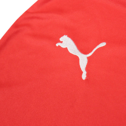 Close-up of the Puma logo on the sleeve of the 2014/15 Arsenal home shirt