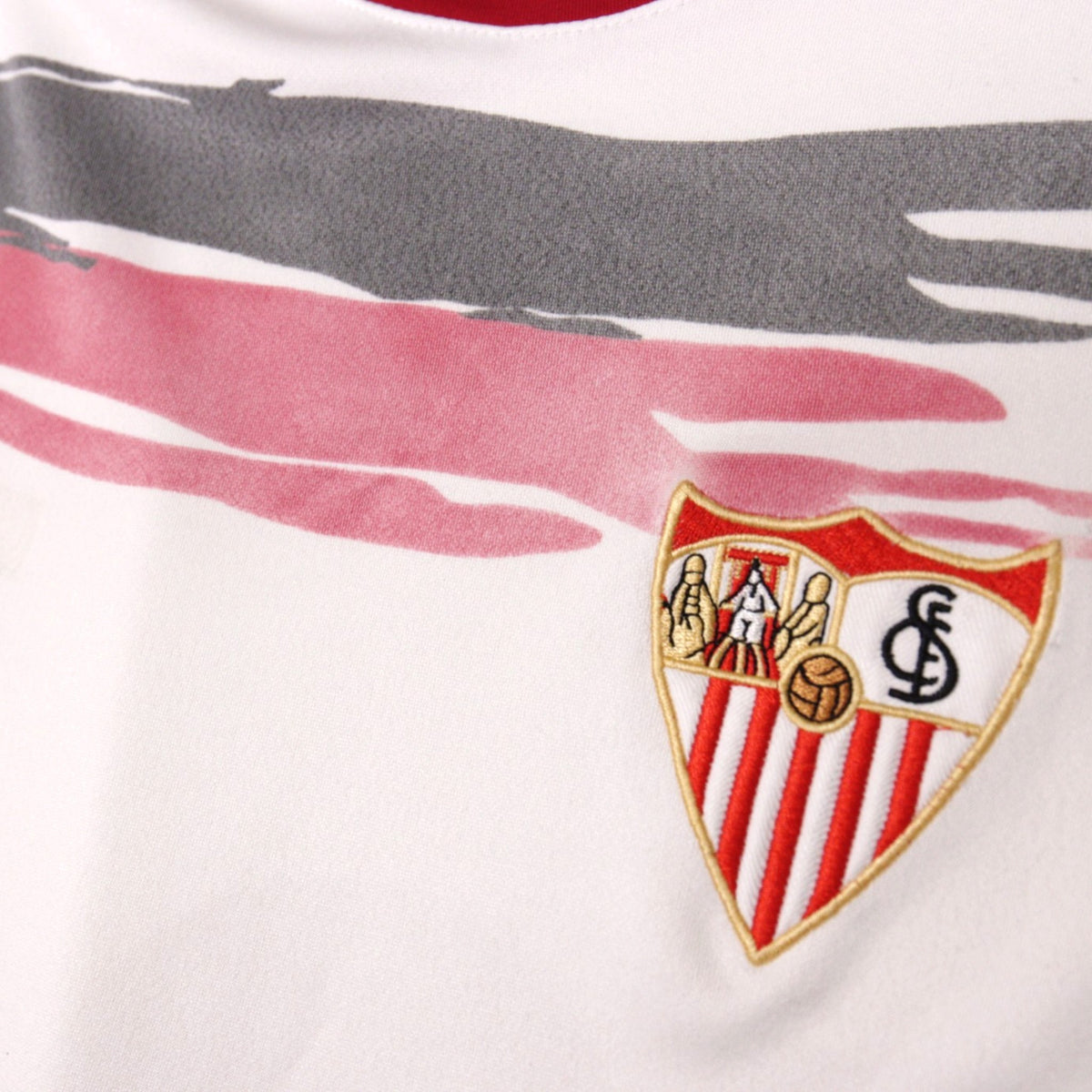 Close-up of the embroidered Sevilla crest and brush-stroke print on the chest