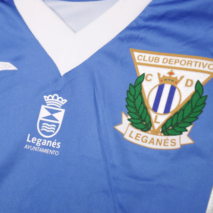Close-up of the CD Leganés crest and Leganés Ayuntamiento badge on the chest