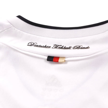 Close-up of Deutscher Fußball-Bund script below the back collar