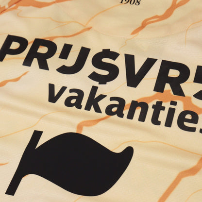 Close-up of PRIJSVRIJ vakanties sponsor text and flag graphic on back of shirt