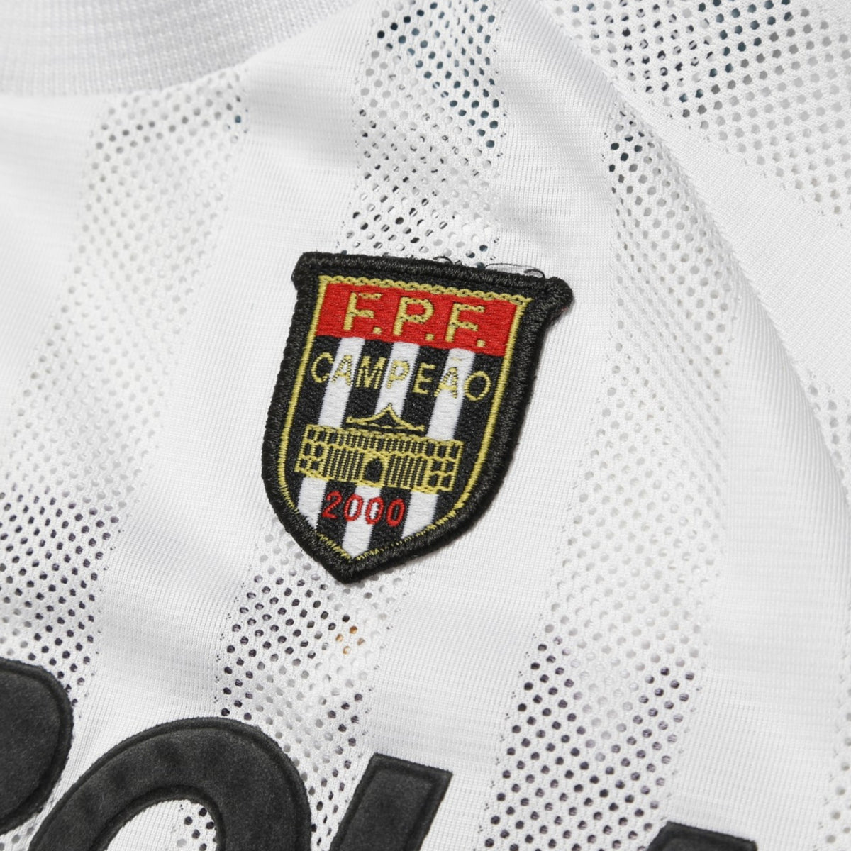 Close-up of F.P.F. Campeão 2000 patch on São Paulo shirt sleeve