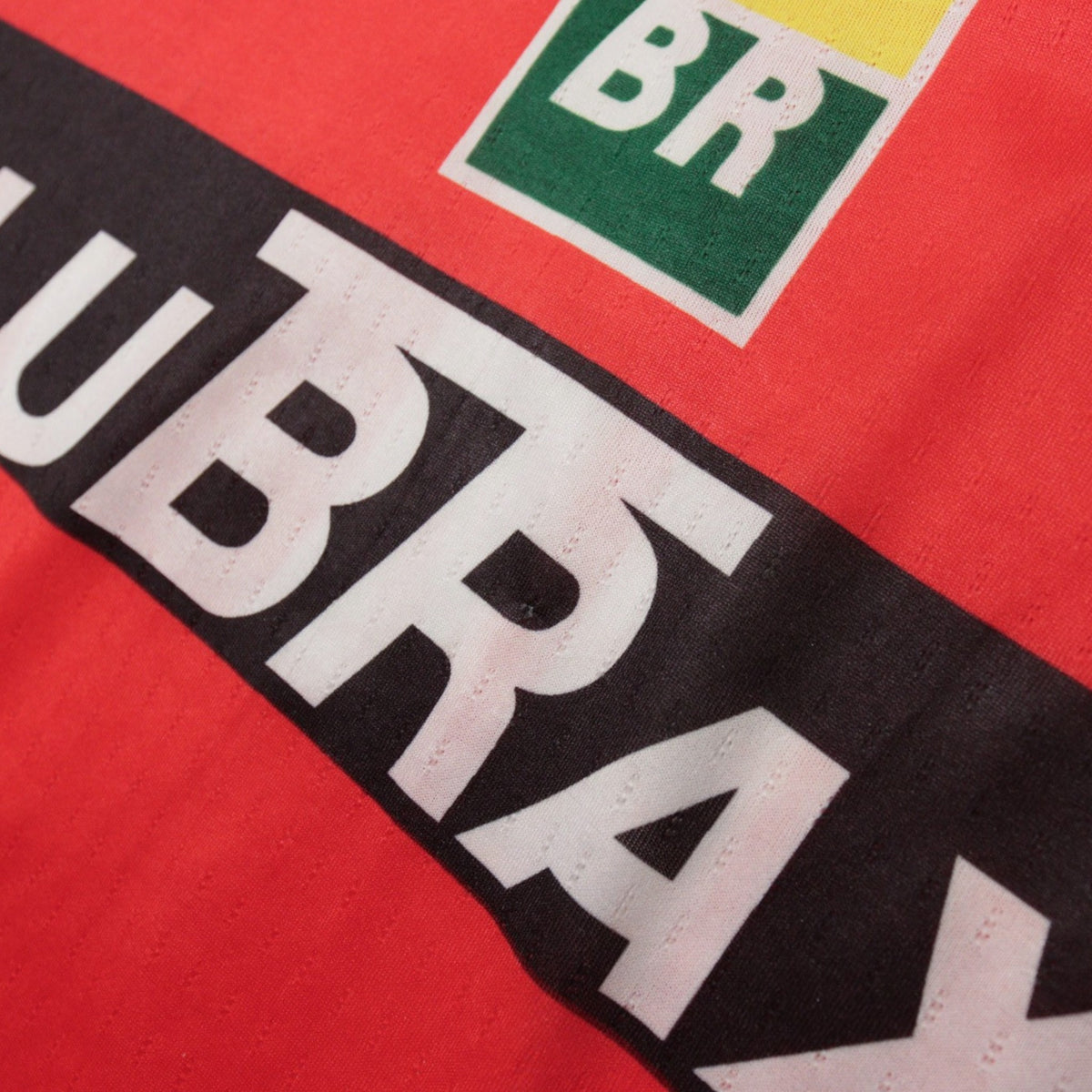 Close-up of the BR and Lubrax sponsor logos on the chest