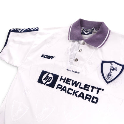 Close-up of Tottenham Hotspur shirt collar, buttons and crest