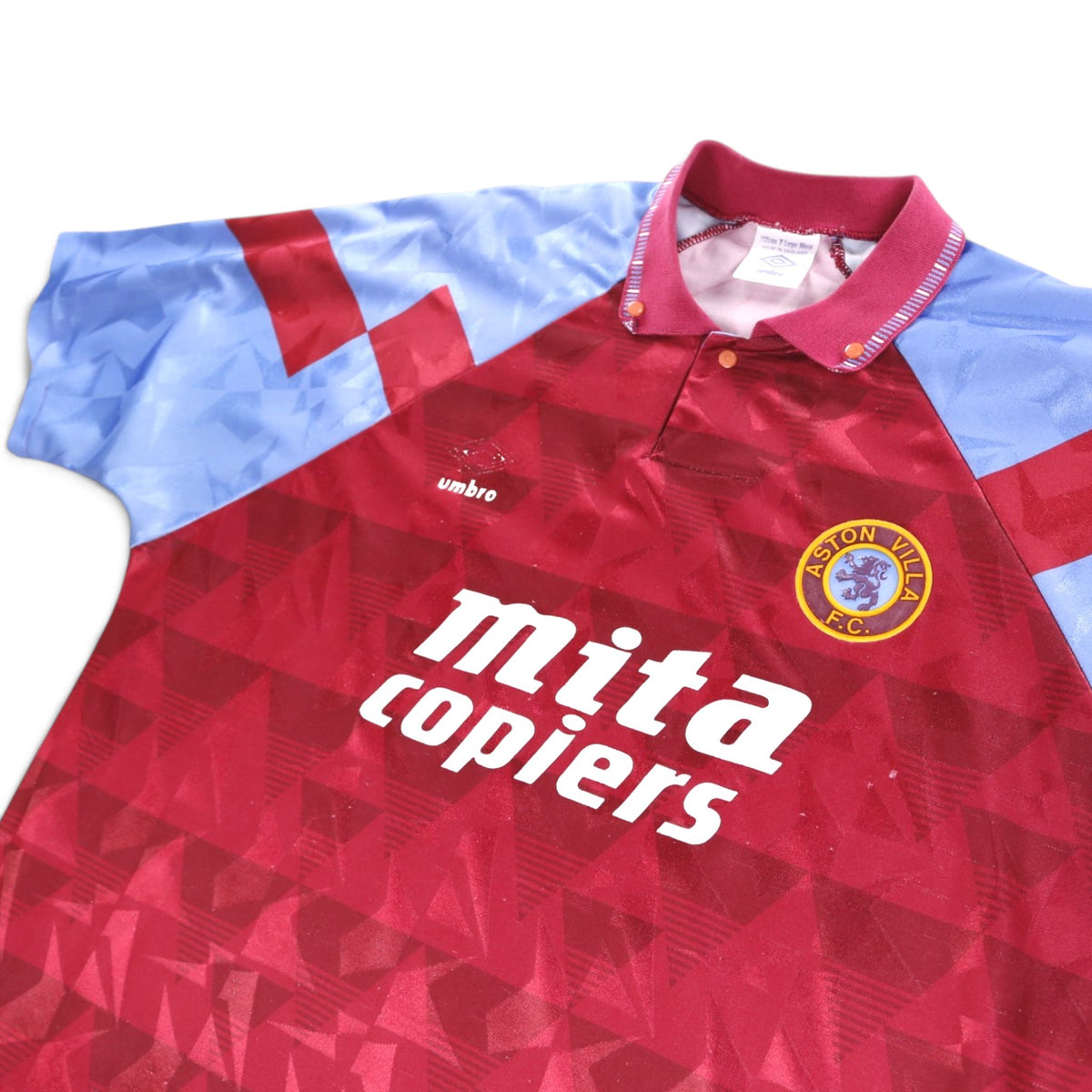 Close-up of the collar, Umbro logo, sponsor and crest