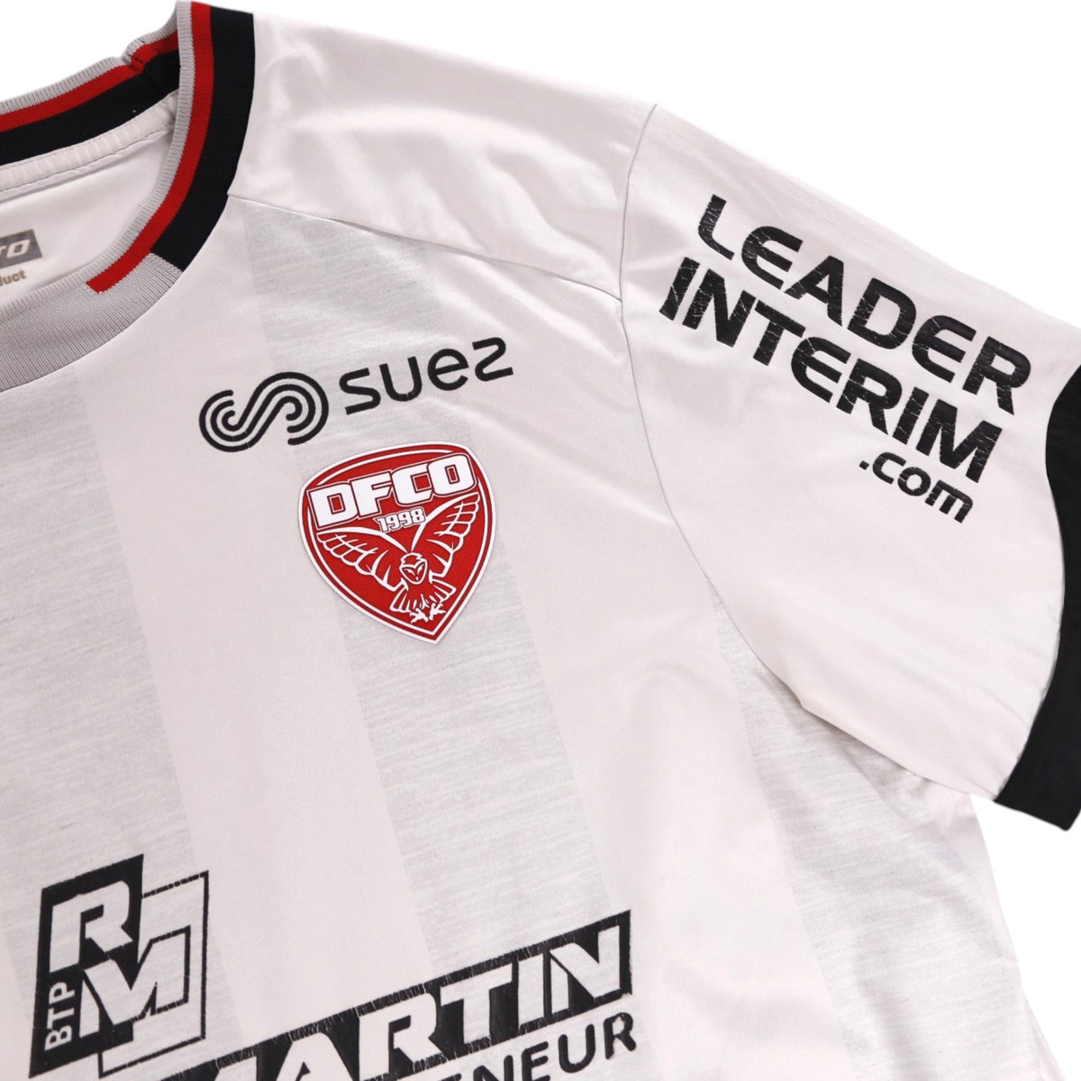 Close-up of DFCO crest, Suez sponsor and Leader Interim sleeve branding