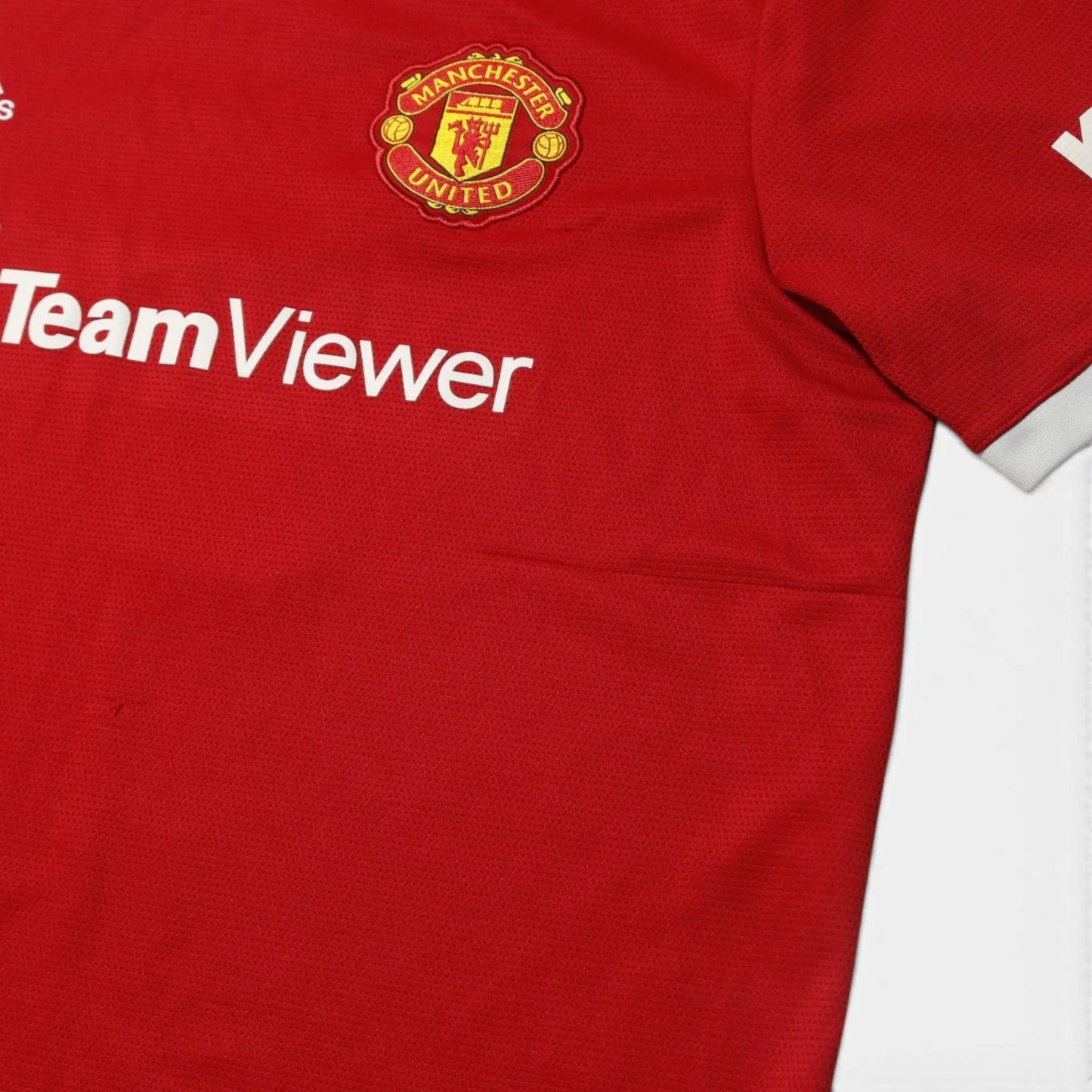2021-22 Manchester United home shirt back detail showing crest and TeamViewer sponsor