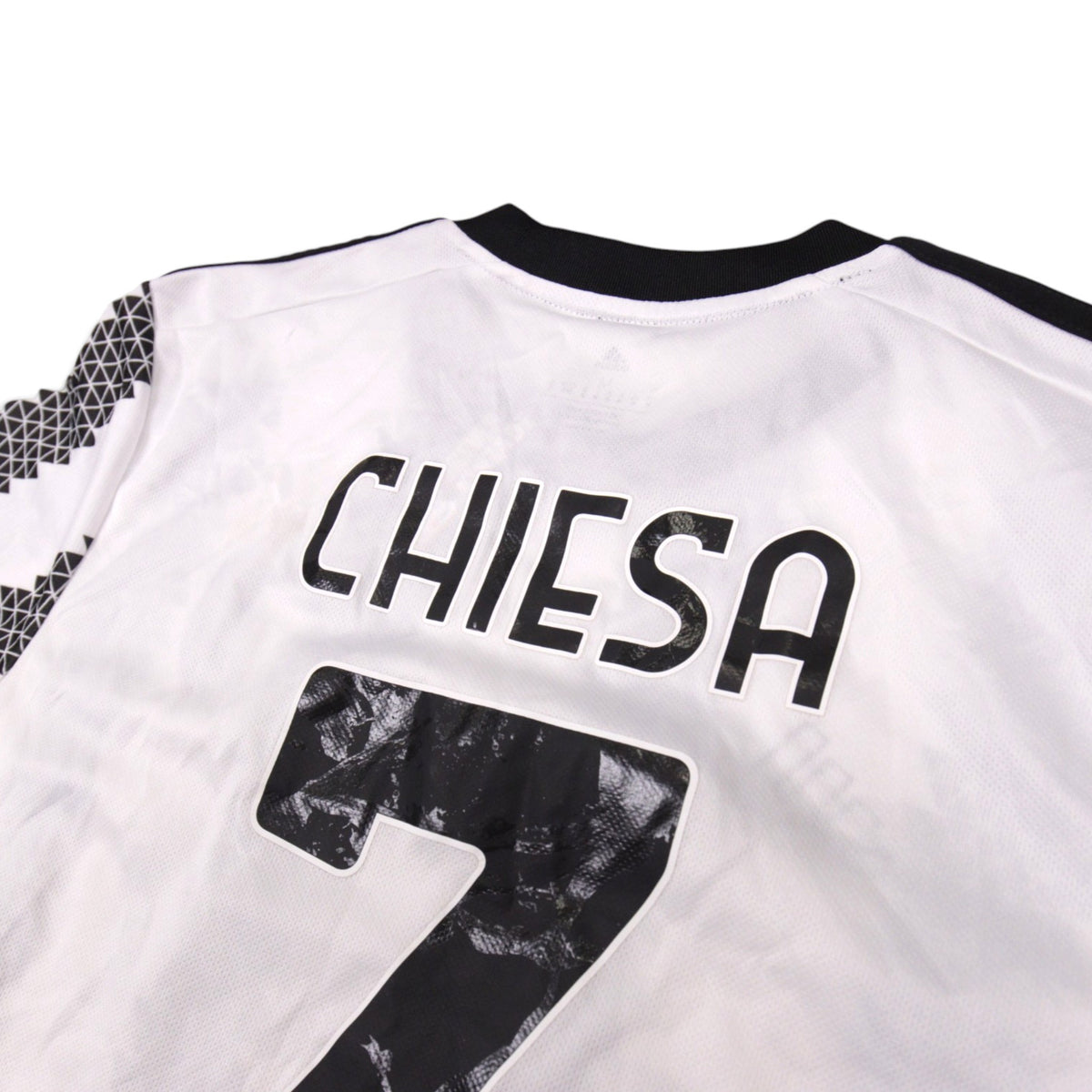 Close-up of the collar and Chiesa 7 printing on the Juventus home shirt