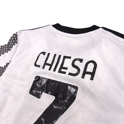 Close-up of the collar and Chiesa 7 printing on the Juventus home shirt