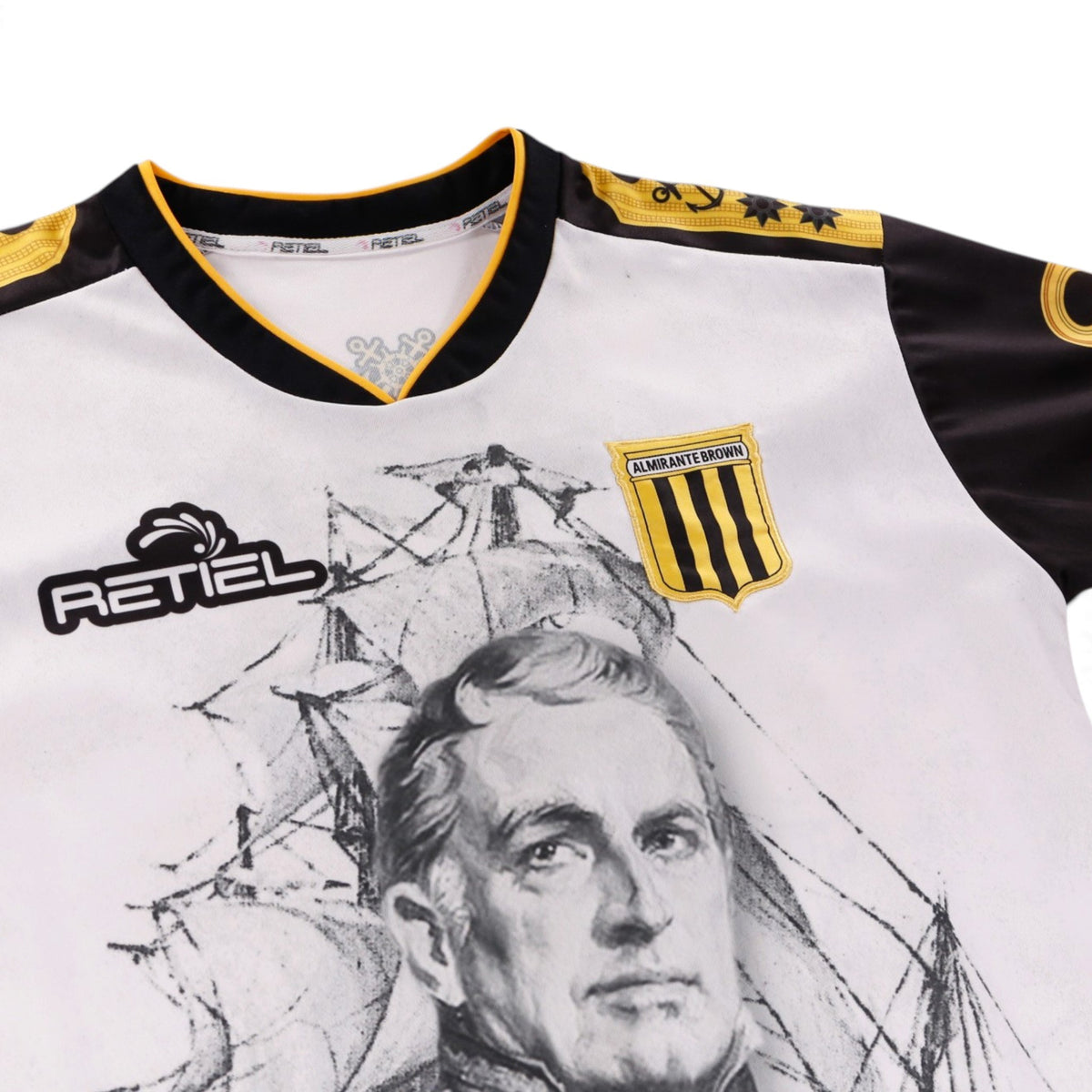 Close-up of the collar, Retiel logo and Almirante Brown crest on the chest