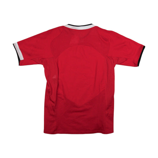 Back of the red Manchester United shirt showing plain panelled rear