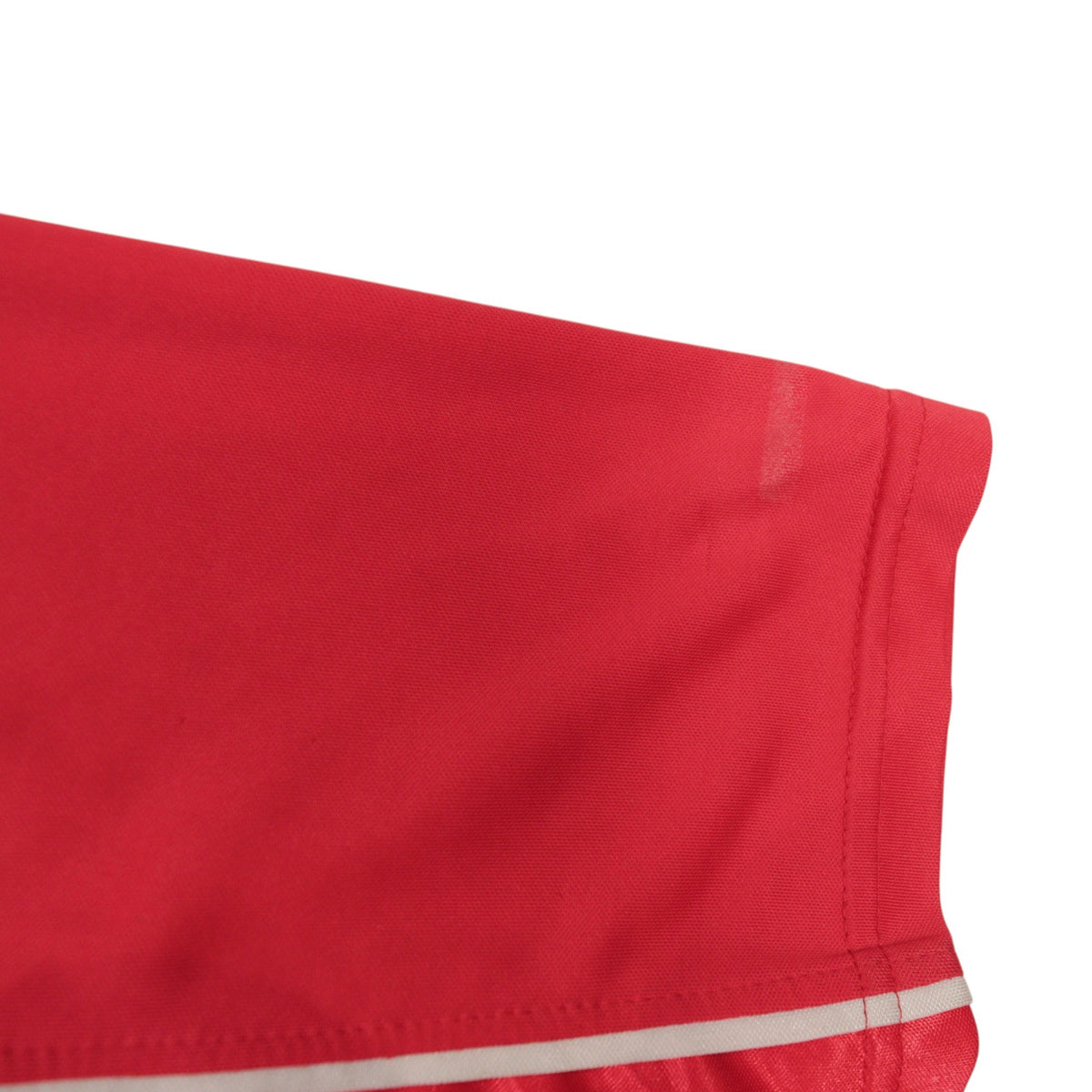 Close-up of white piping and sleeve hem on Liverpool 2000-01 home shirt