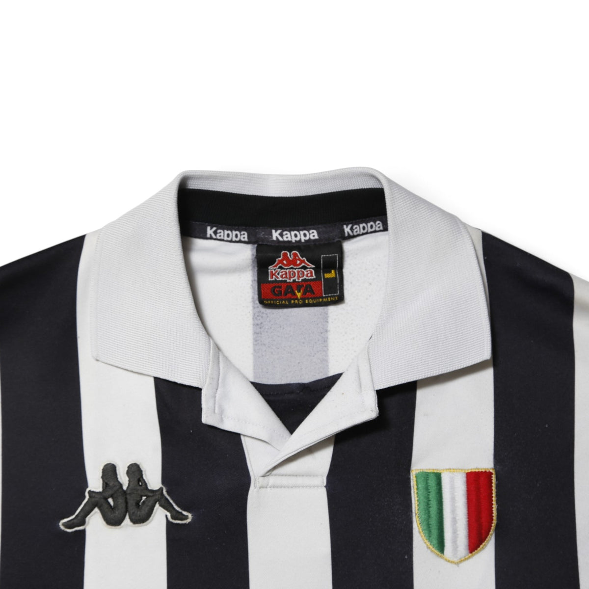 Juventus 1998/99 home shirt collar and Kappa label detail